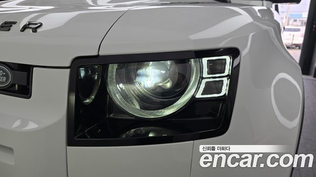 Land Rover Defender 2023 — photo 8