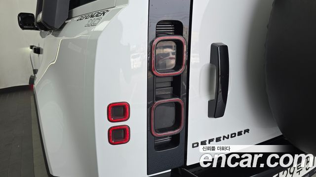 Land Rover Defender 2023 — photo 9