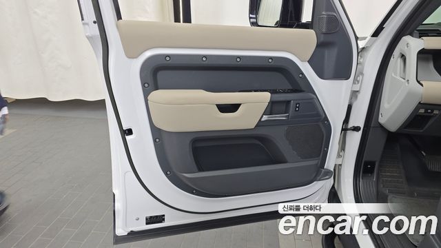 Land Rover Defender 2023 — photo 14