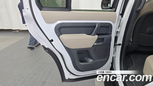 Land Rover Defender 2023 — photo 15