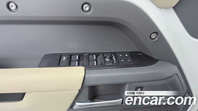 Land Rover Defender 2023 — photo 29
