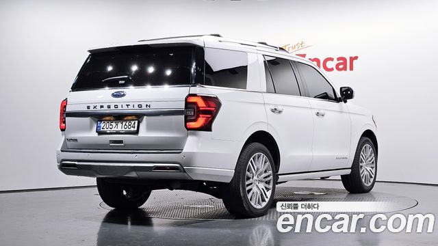 Ford Expedition 2023 — photo 2