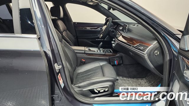 BMW 7-Series 2016 — photo 11