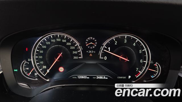 BMW 5-Series 2018 — photo 11