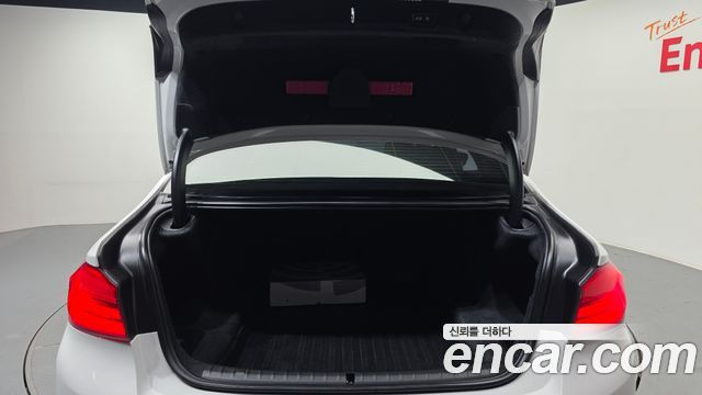 BMW 5-Series 2018 — photo 26