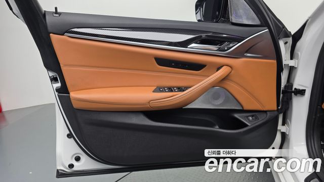 BMW 5-Series 2018 — photo 14