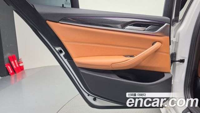 BMW 5-Series 2018 — photo 15