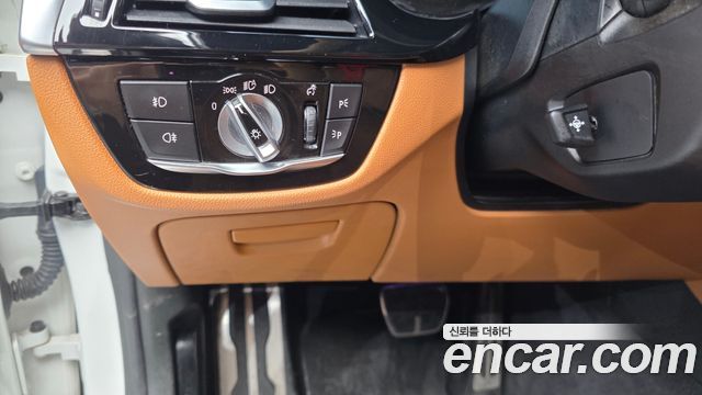 BMW 5-Series 2018 — photo 28