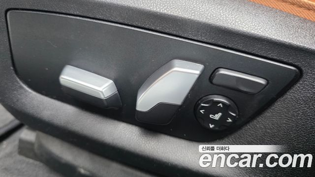 BMW 5-Series 2018 — photo 32
