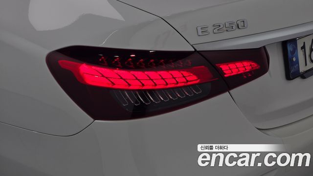 Mercedes-Benz E-Class 2021 — photo 9
