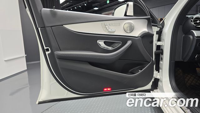 Mercedes-Benz E-Class 2021 — photo 14