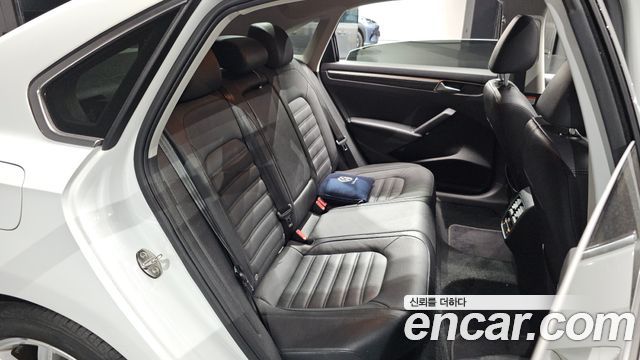 Volkswagen Passat 2018 — photo 17