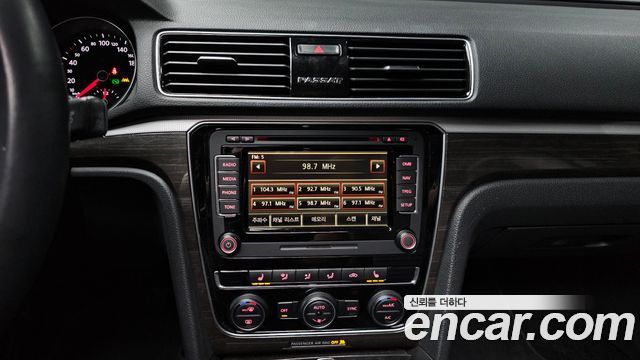 Volkswagen Passat 2018 — photo 24