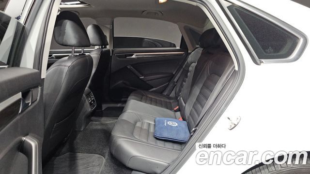 Volkswagen Passat 2018 — photo 16