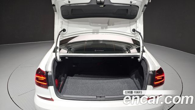 Volkswagen Passat 2018 — photo 35