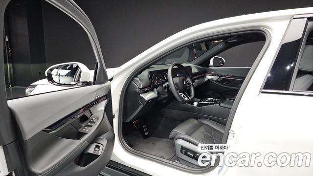BMW 5-Series 2024 — photo 13