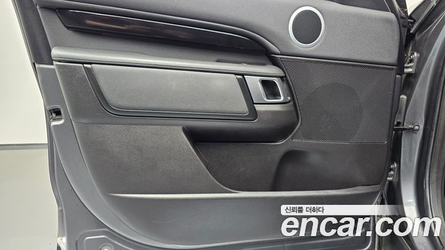 Land Rover Discovery 2018 — photo 14