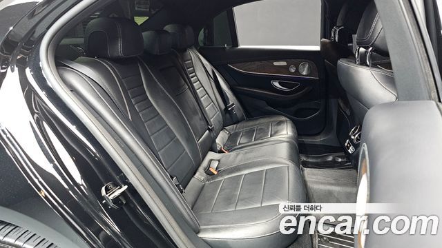 Mercedes-Benz E-Class 2021 — photo 11