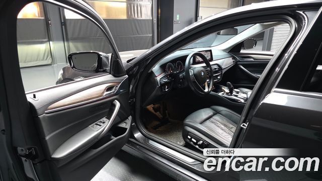 BMW 5-Series 2019 — photo 13