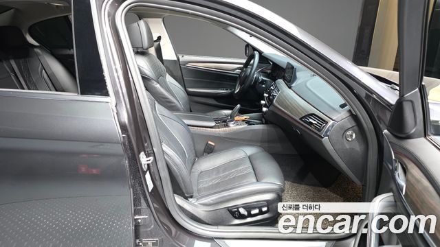 BMW 5-Series 2019 — photo 17