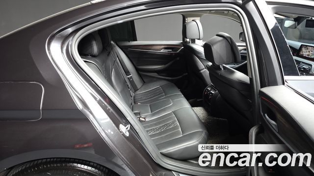 BMW 5-Series 2019 — photo 18