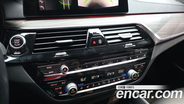 BMW 5-Series 2019 — photo 22