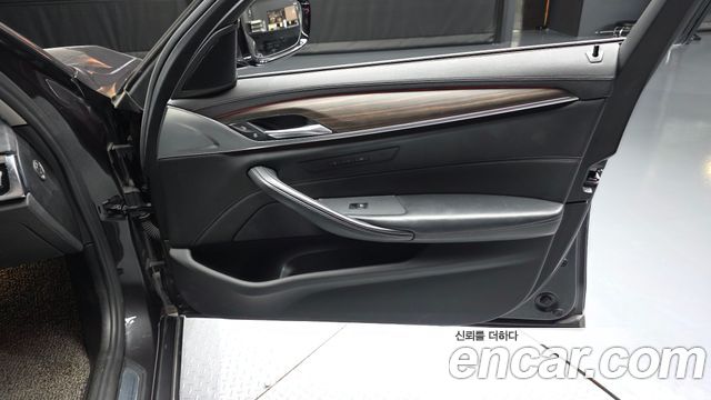 BMW 5-Series 2019 — photo 14