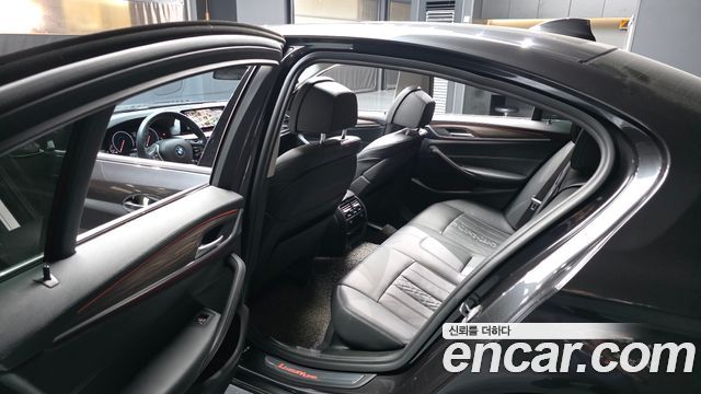 BMW 5-Series 2019 — photo 16