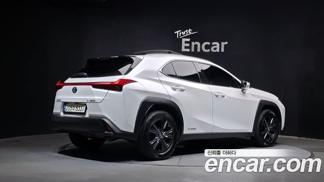 Lexus UX 2021 — photo 2