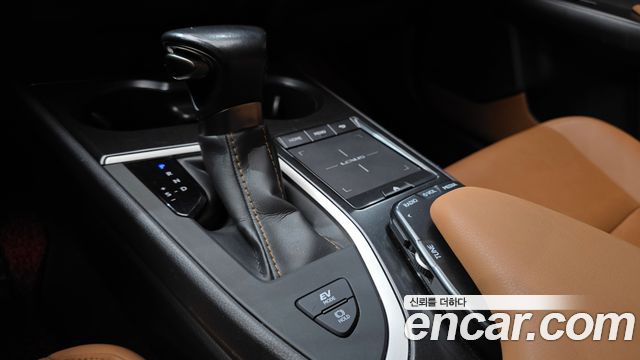 Lexus UX 2021 — photo 12