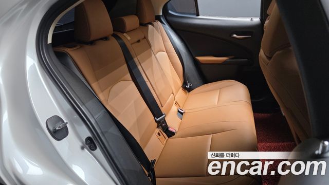 Lexus UX 2021 — photo 17