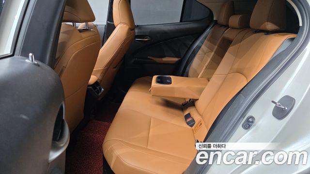 Lexus UX 2021 — photo 18