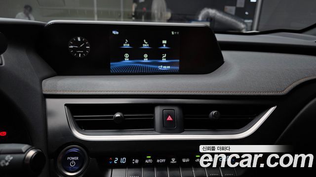 Lexus UX 2021 — photo 20