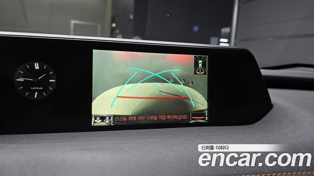 Lexus UX 2021 — photo 21