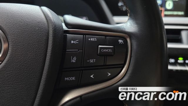 Lexus UX 2021 — photo 24
