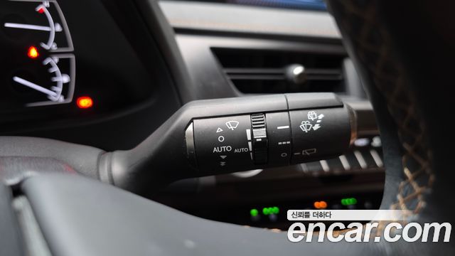 Lexus UX 2021 — photo 25