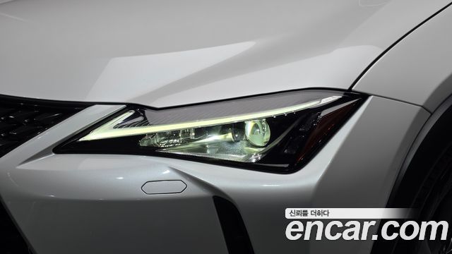 Lexus UX 2021 — photo 8