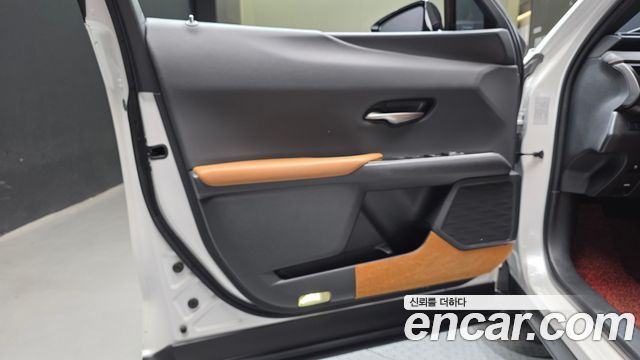 Lexus UX 2021 — photo 14