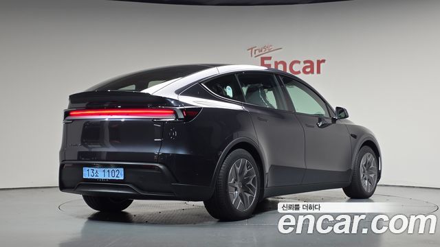 Tesla Model Y 2026 — photo 2