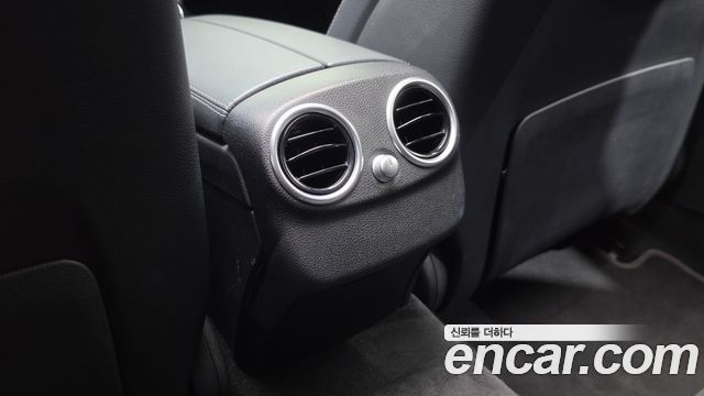 Mercedes-Benz C-Class 2018 — photo 28