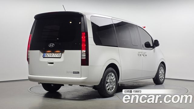 Hyundai Staria 2025 — photo 2