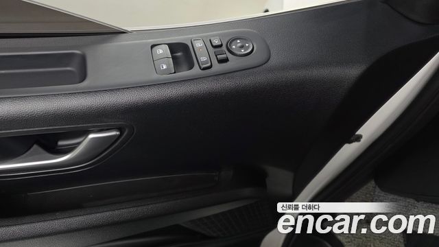 Hyundai Staria 2025 — photo 28
