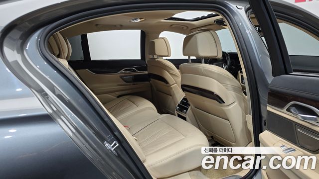 BMW 7-Series 2016 — photo 11