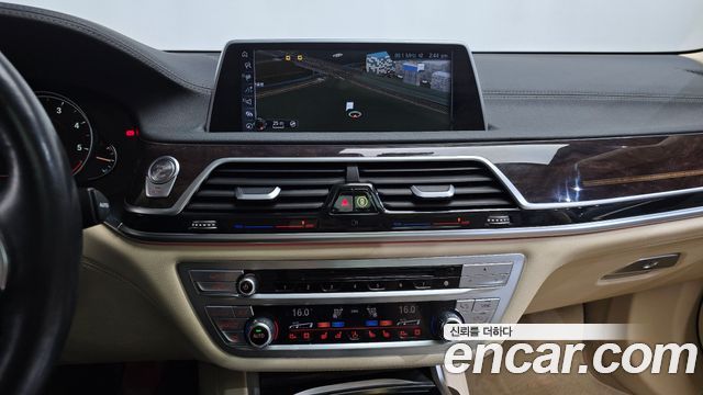 BMW 7-Series 2016 — photo 12