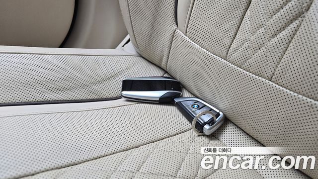 BMW 7-Series 2016 — photo 16