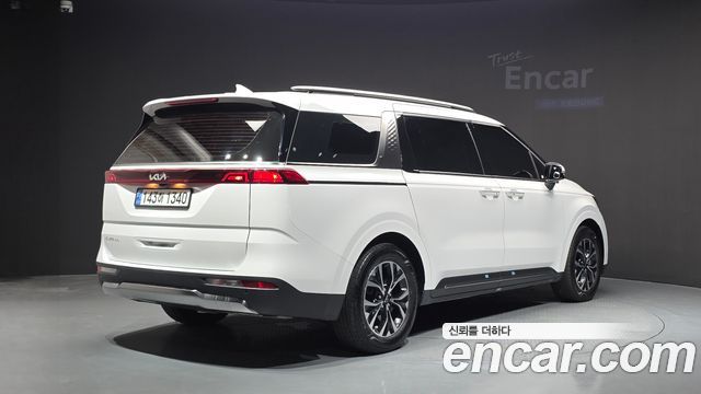 Kia Canival 2023 — photo 2