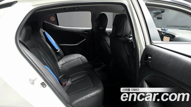 Kia K5 2011 — photo 11