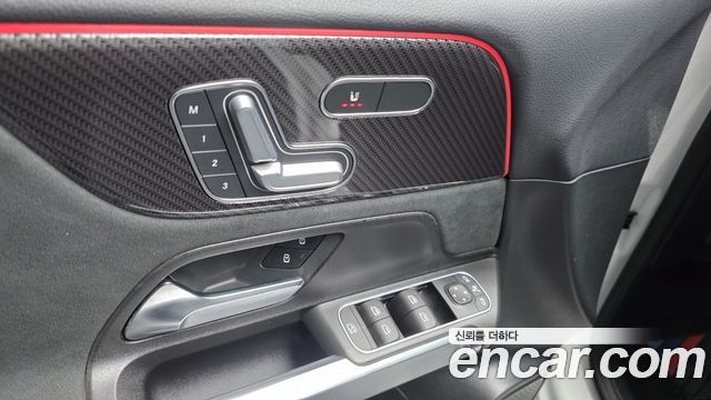Mercedes-Benz GLB-Class 2021 — photo 24