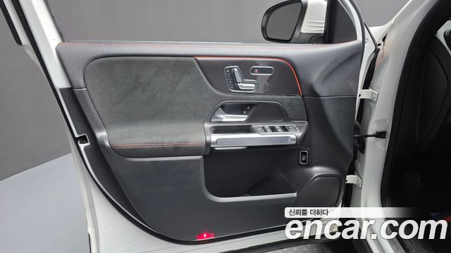 Mercedes-Benz GLB-Class 2021 — photo 14