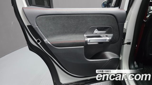 Mercedes-Benz GLB-Class 2021 — photo 15